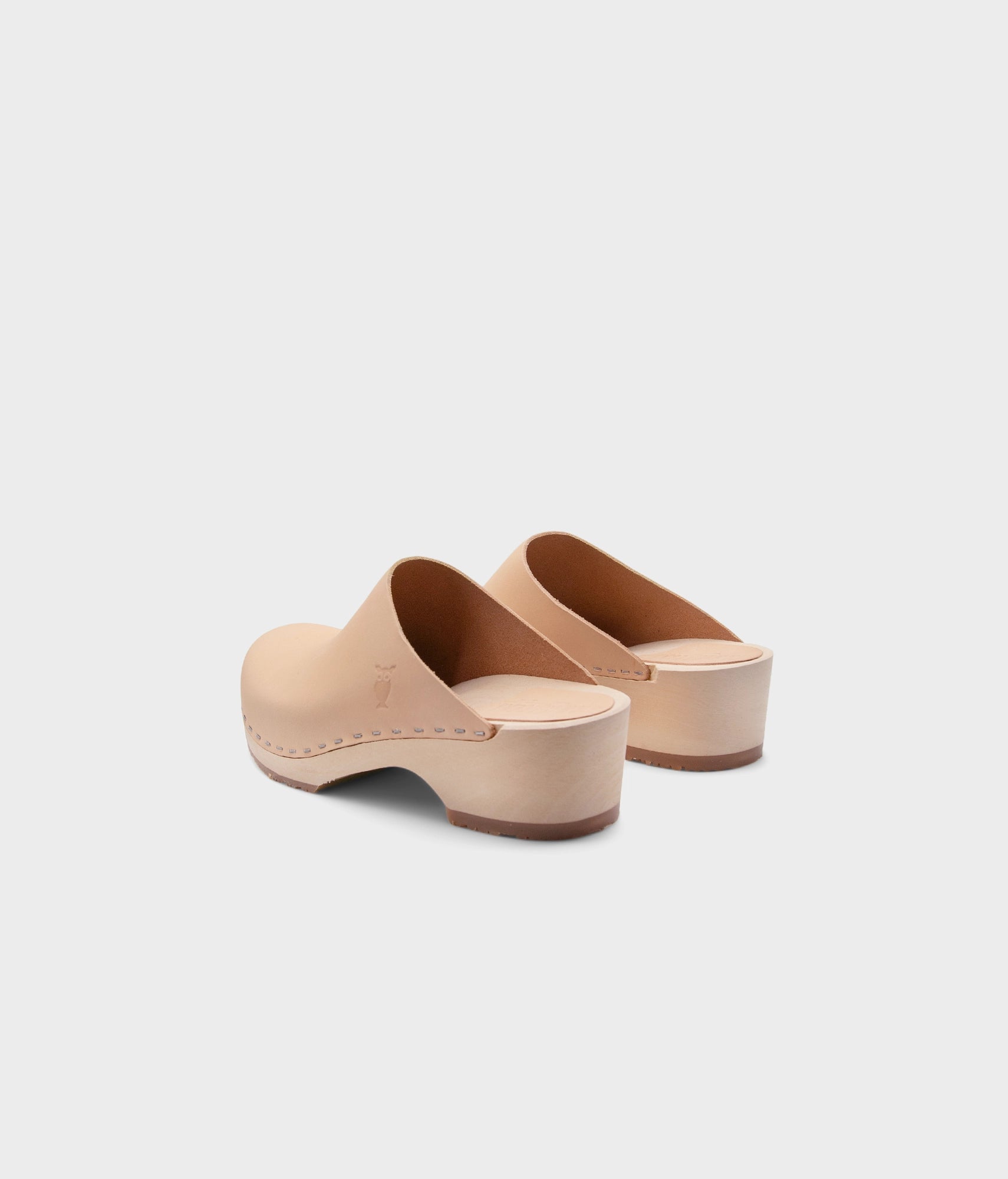 low heeled minimalistic clog mules in ecru beige vegetable tanned leather stapled on a light wooden base