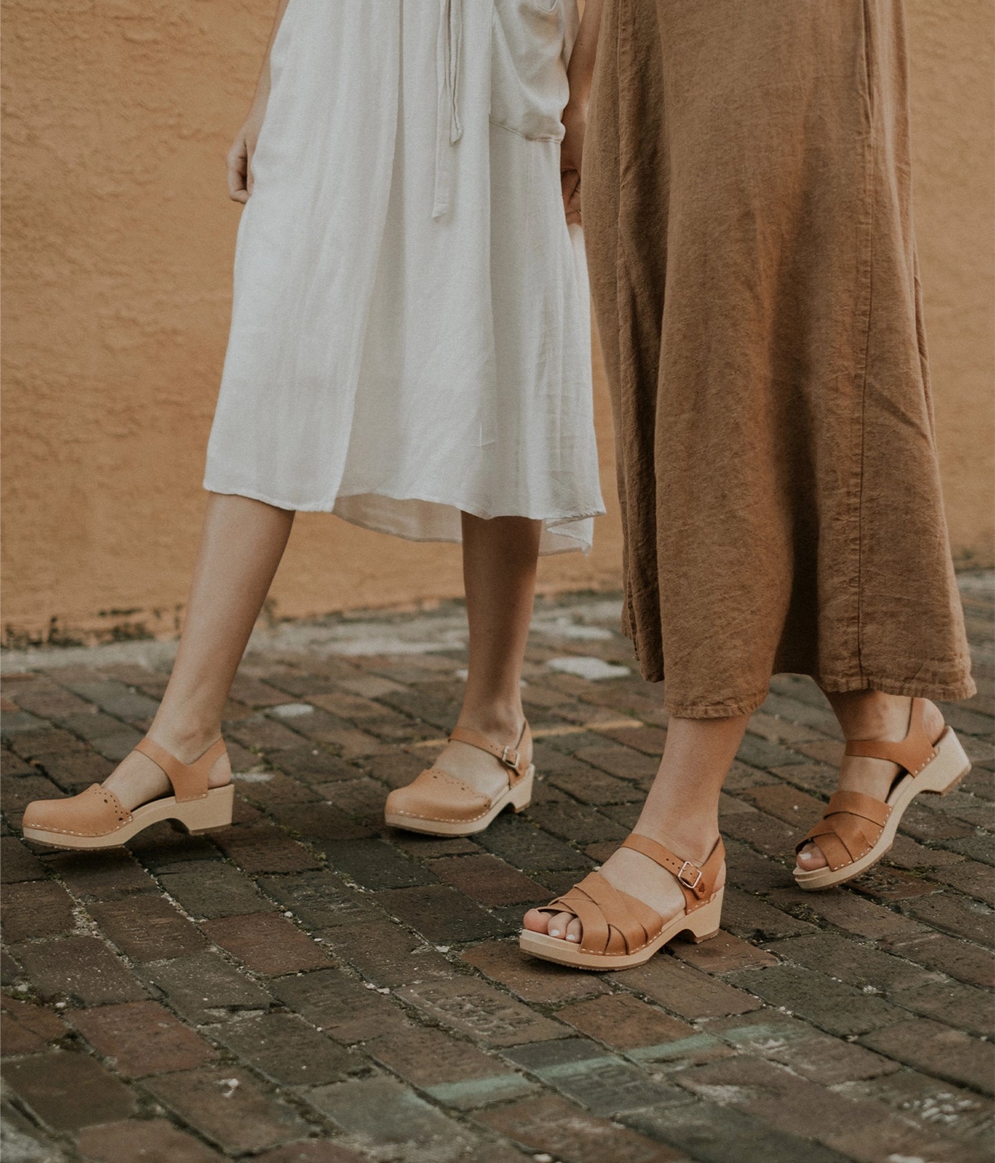 low-heeled clog sandals in ecru beige vegetable tanned leather with an open-toe stapled on a light wooden base