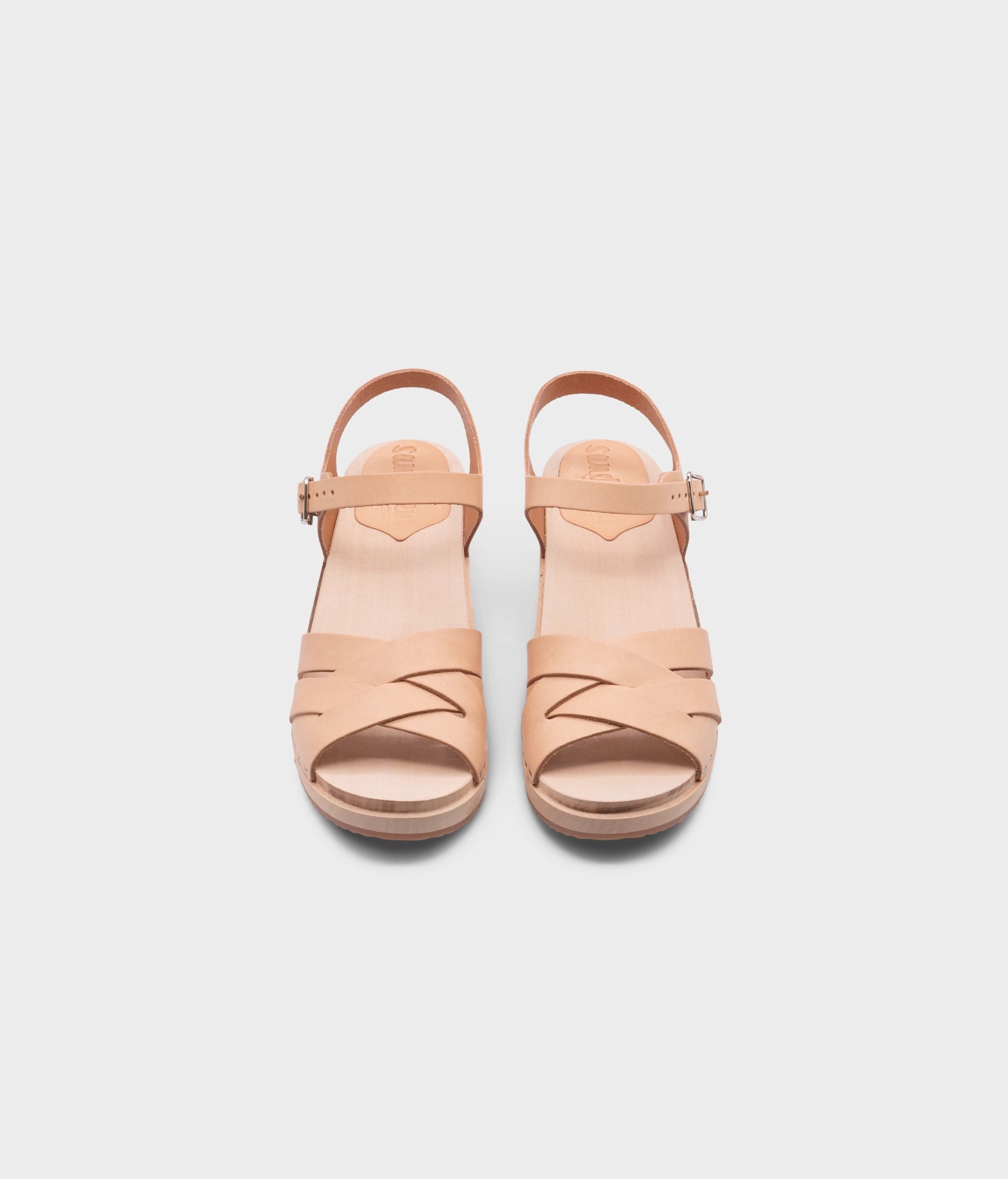 low-heeled clog sandals in ecru beige vegetable tanned leather with an open-toe stapled on a light wooden base