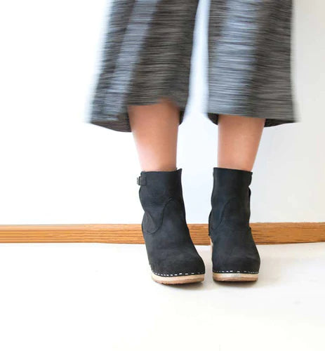 Style Inspiration: Clogs with Clothes That Shine