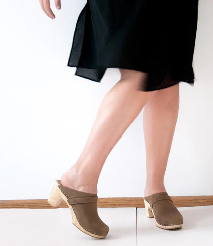 Modling Clogs How to Style Clogs for Big Events – Sandgrens