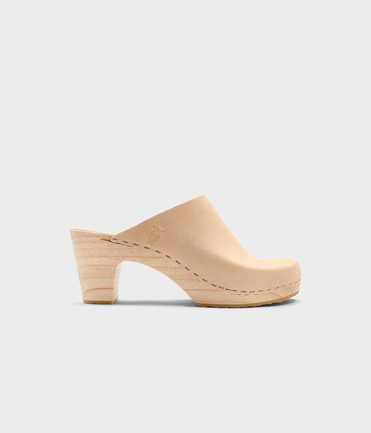 high rise minimalistic clog mule in ecru beige vegetable tanned leather stapled on a light wooden base