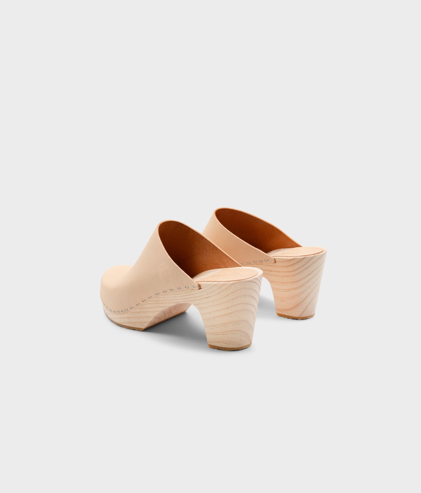 high rise minimalistic clog mule in ecru beige vegetable tanned leather stapled on a light wooden base