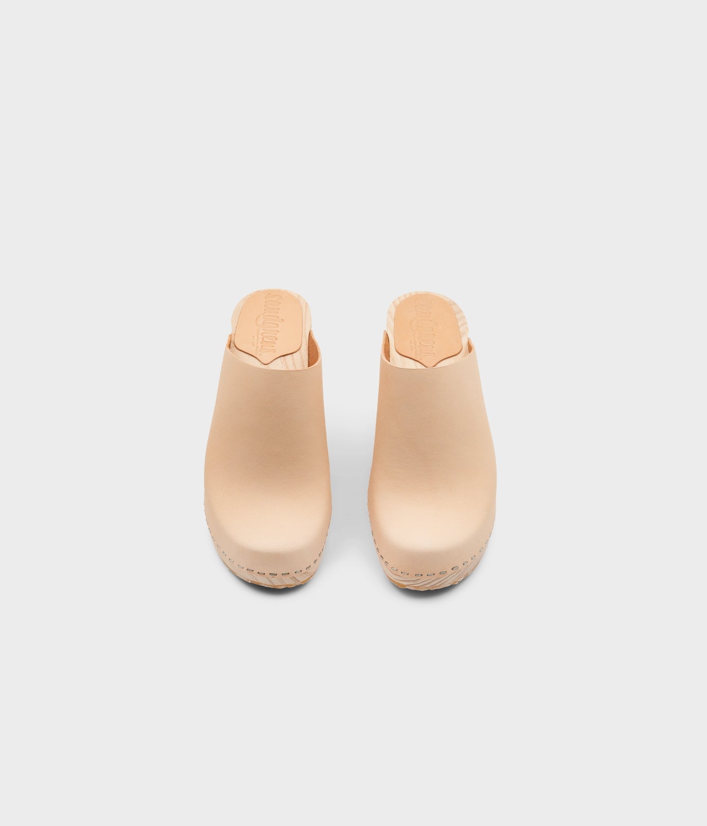 high rise minimalistic clog mule in ecru beige vegetable tanned leather stapled on a light wooden base