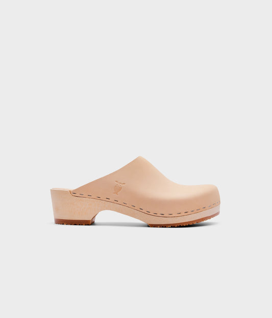 low heeled minimalistic clog mules in ecru beige vegetable tanned leather stapled on a light wooden base