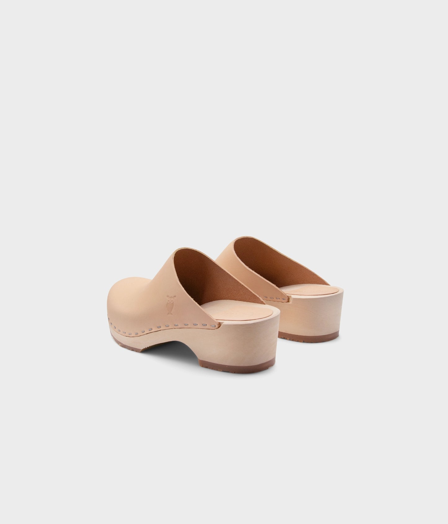 low heeled minimalistic clog mules in ecru beige vegetable tanned leather stapled on a light wooden base