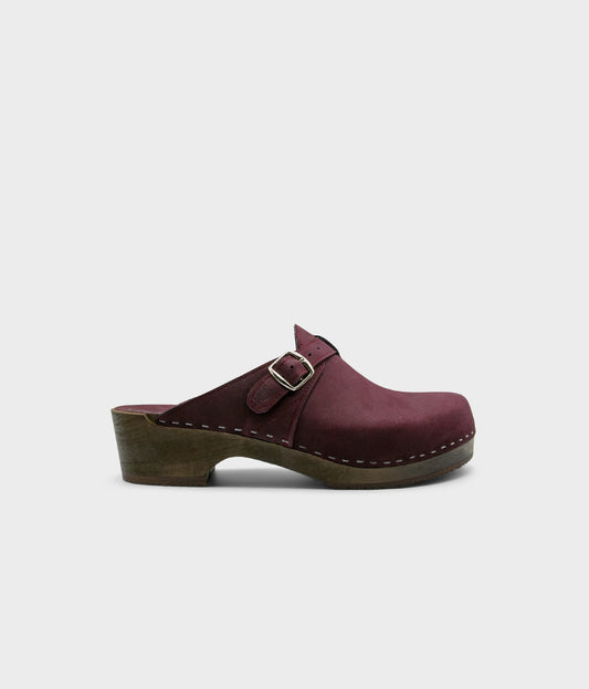 men's clog mule in purple plum nubuck leather stapled on a dark wooden base with a silver buckle on top