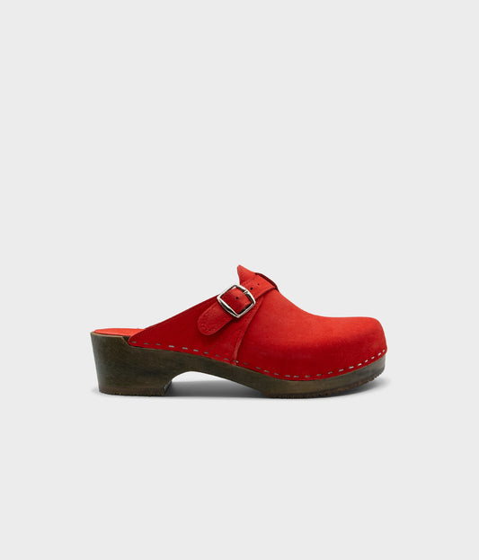 men's clog mule in red nubuck leather stapled on a dark wooden base with a silver buckle on top
