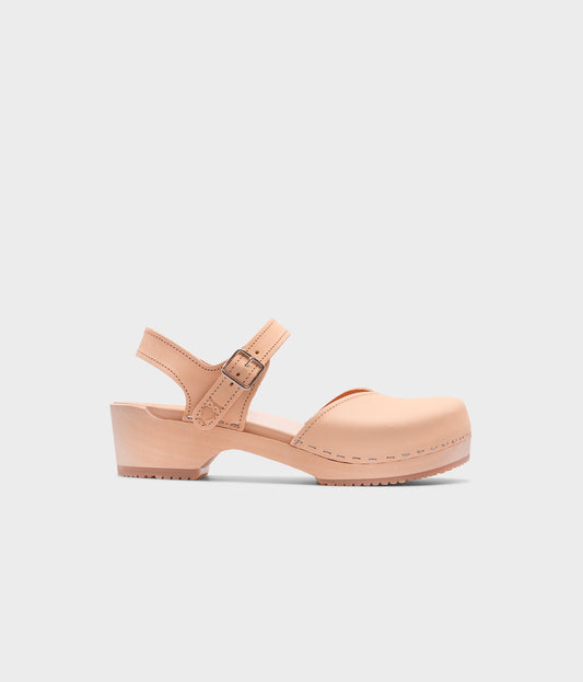 classic low heeled closed-toe sandal in ecru beige vegetable tanned leather stapled on a light wooden base