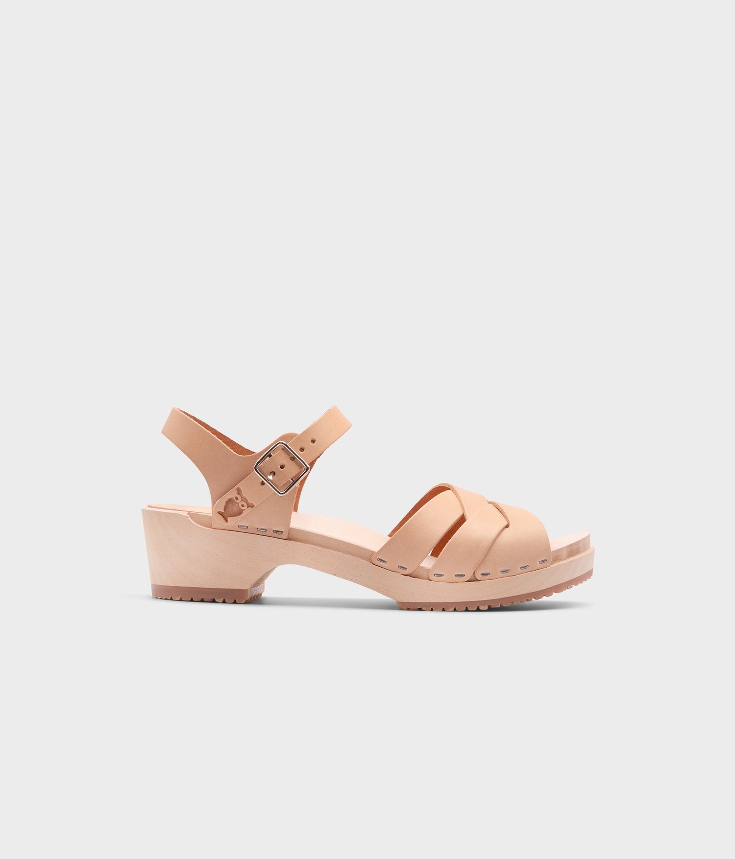 low-heeled clog sandals in ecru beige vegetable tanned leather with an open-toe stapled on a light wooden base