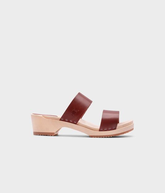 low heeled slip-in clog sandal with open toe in cognac red vegetable tanned leather stapled on a light wooden base