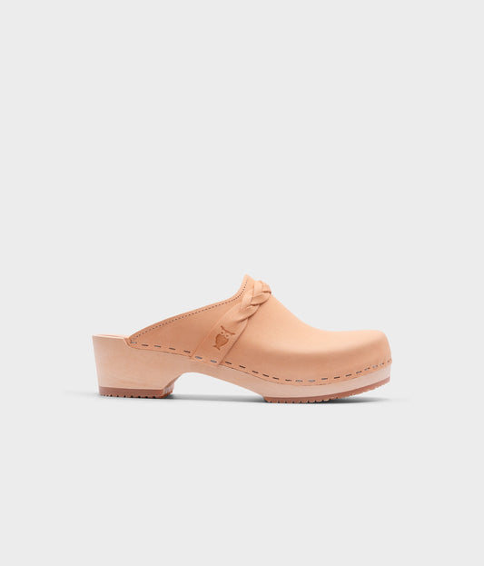 low heeled clog mules in ecru beige vegetable tanned leather with a braided strap stapled on a light wooden base