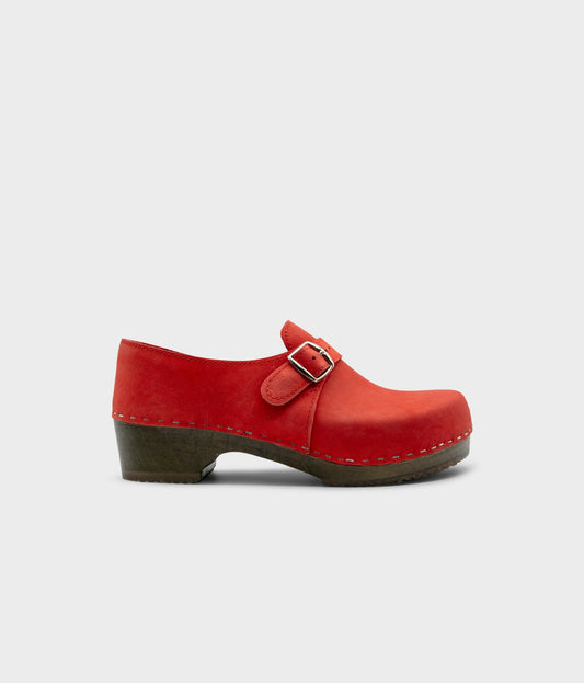 men's closed-back clogs in red nubuck leather stapled on a dark wooden base with a silver buckle