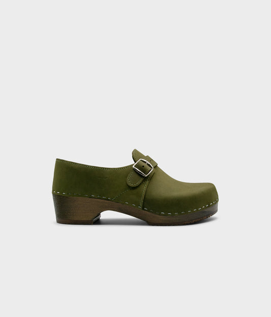 men's closed-back clogs in olive green nubuck leather stapled on a dark wooden base with a silver buckle