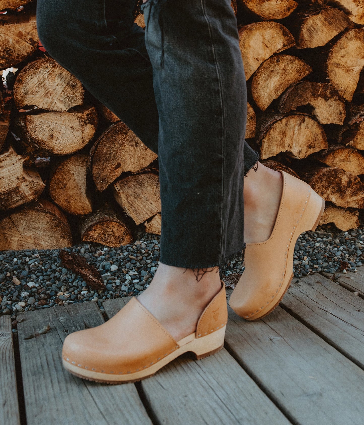 ow heeled closed-back clogs in beige vegetable tanned leather stapled on a light wooden base