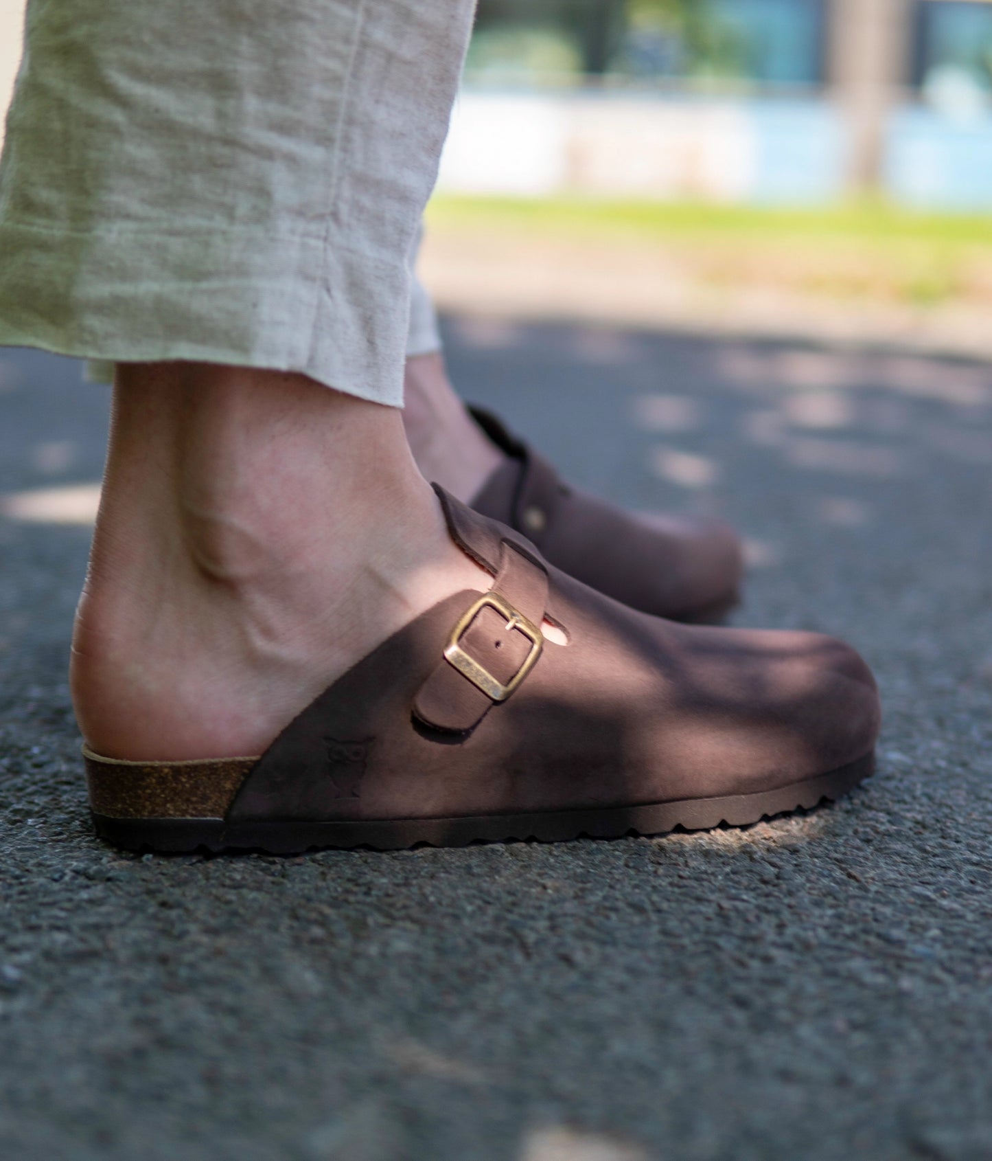 closed-toe cork sandal in walnut brown nubuck leather with a strap with a brass gold buckle, suede footbed and brown EVA outersole