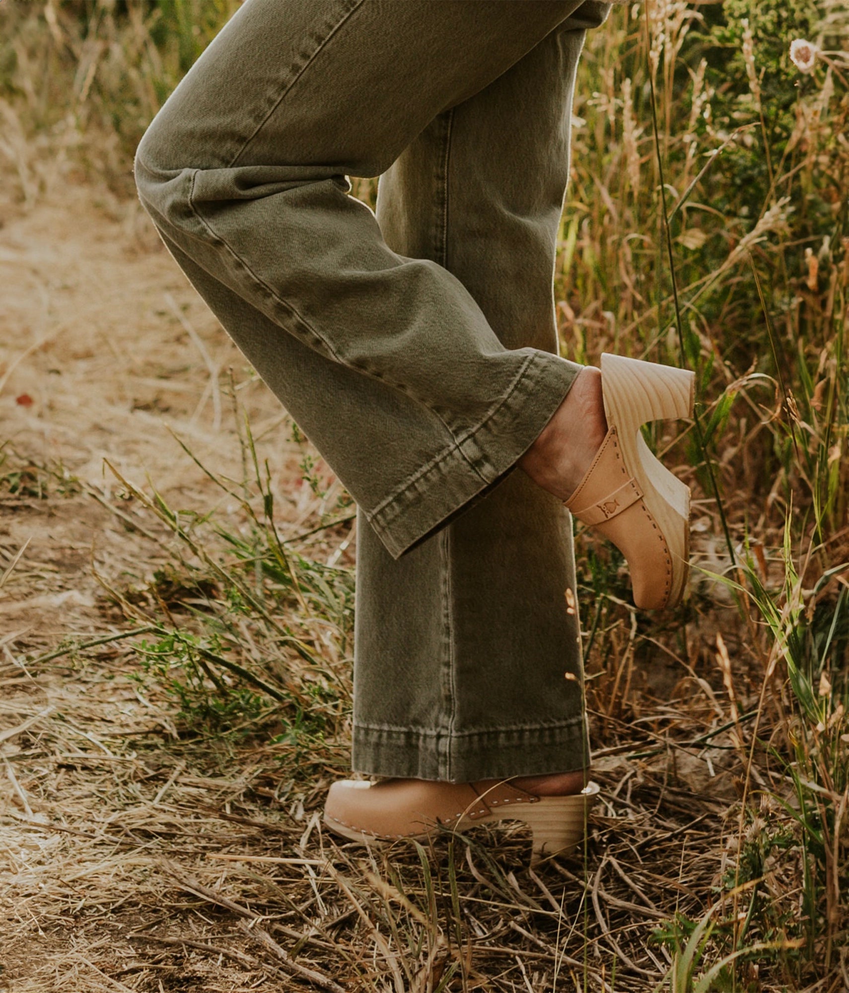 high rise classic clog mule in ecru beige vegetable tanned leather stapled on a light wooden base