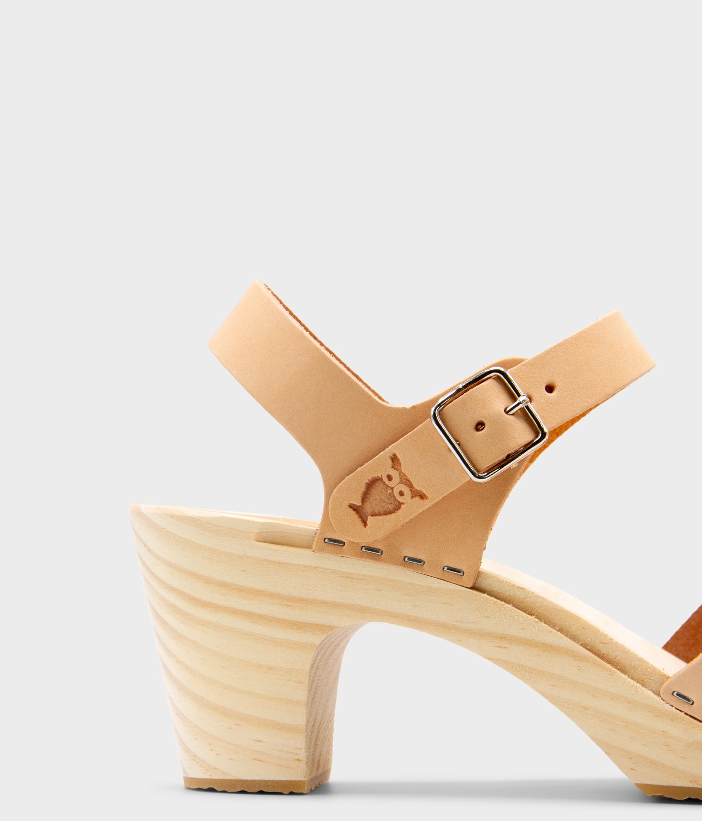 high-rise clog sandals in ecru beige vegetable tanned leather with an open-toe stapled on a light wooden base
