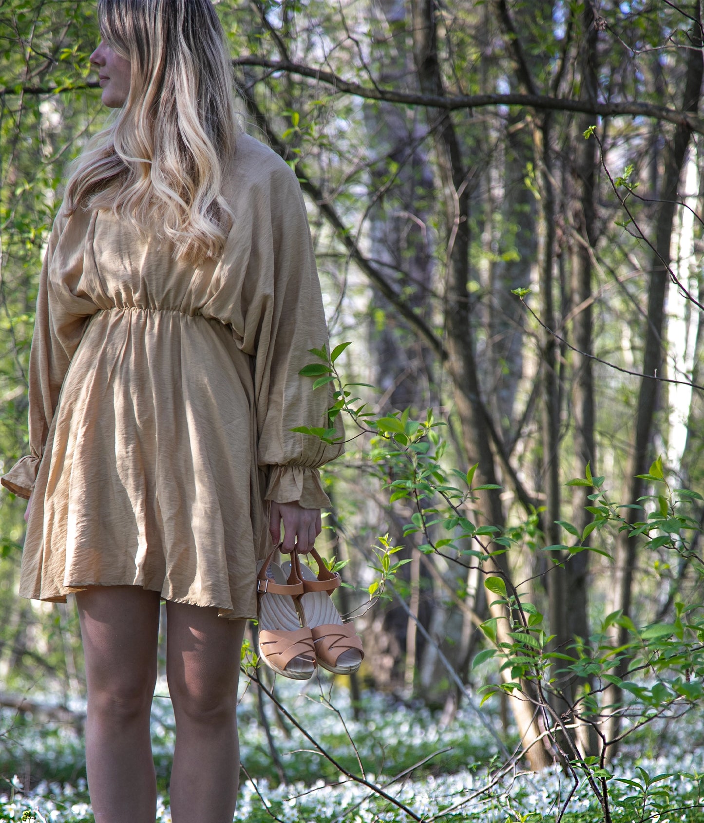 high-rise clog sandals in ecru beige vegetable tanned leather with an open-toe stapled on a light wooden base