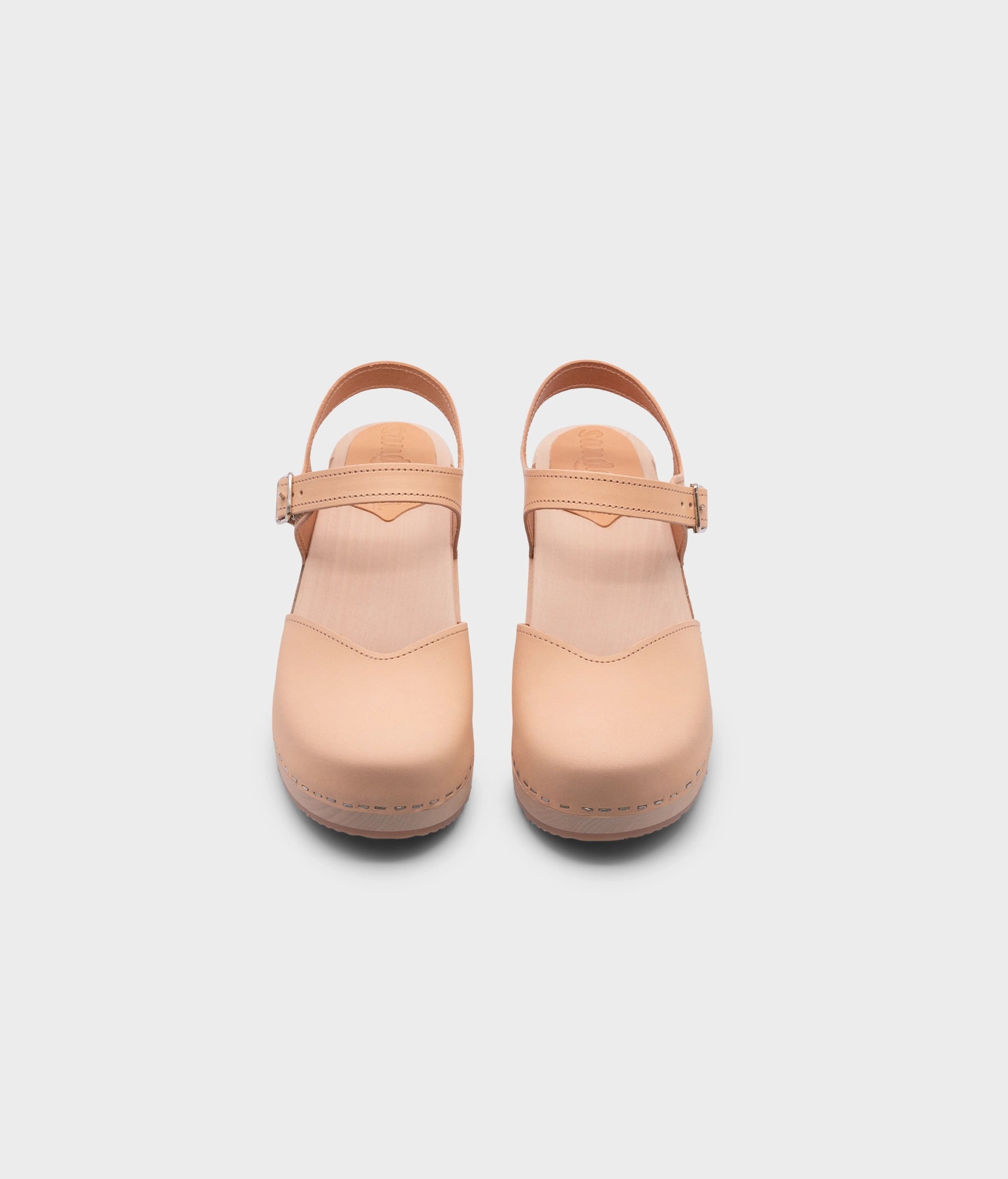 classic low heeled closed-toe sandal in ecru beige vegetable tanned leather stapled on a light wooden base