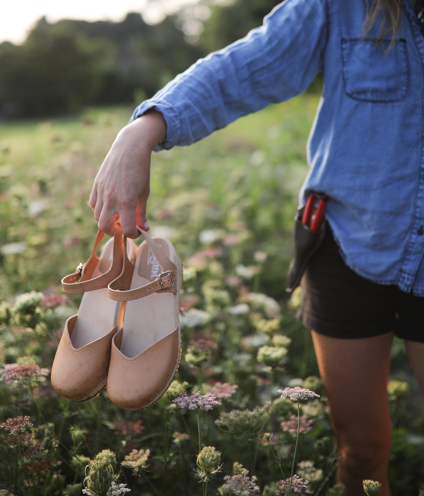 classic low heeled closed-toe sandal in ecru beige vegetable tanned leather stapled on a light wooden base