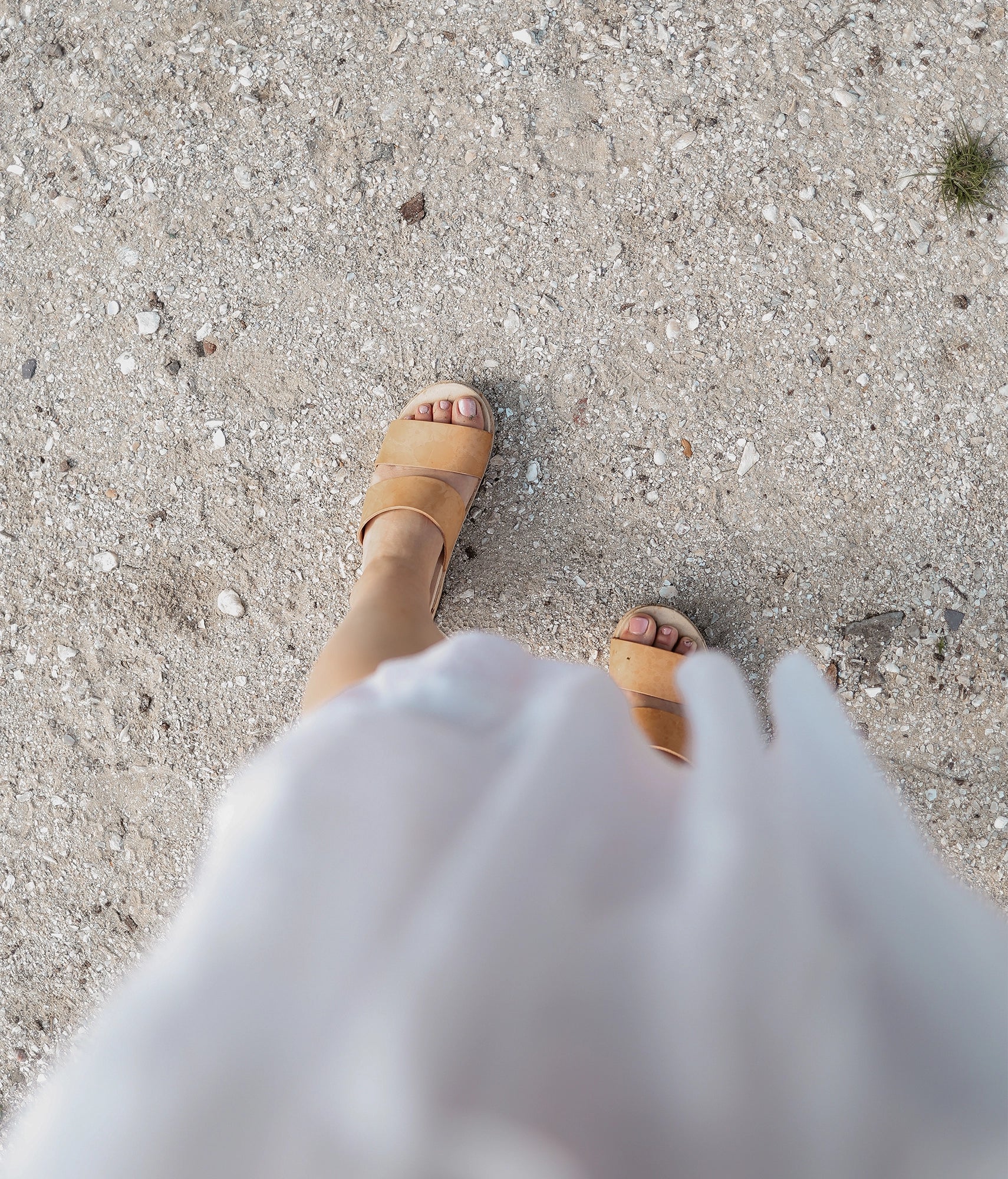 low heeled slip-in clog sandal with open toe in beige ecru vegetable tanned leather stapled on a light wooden base
