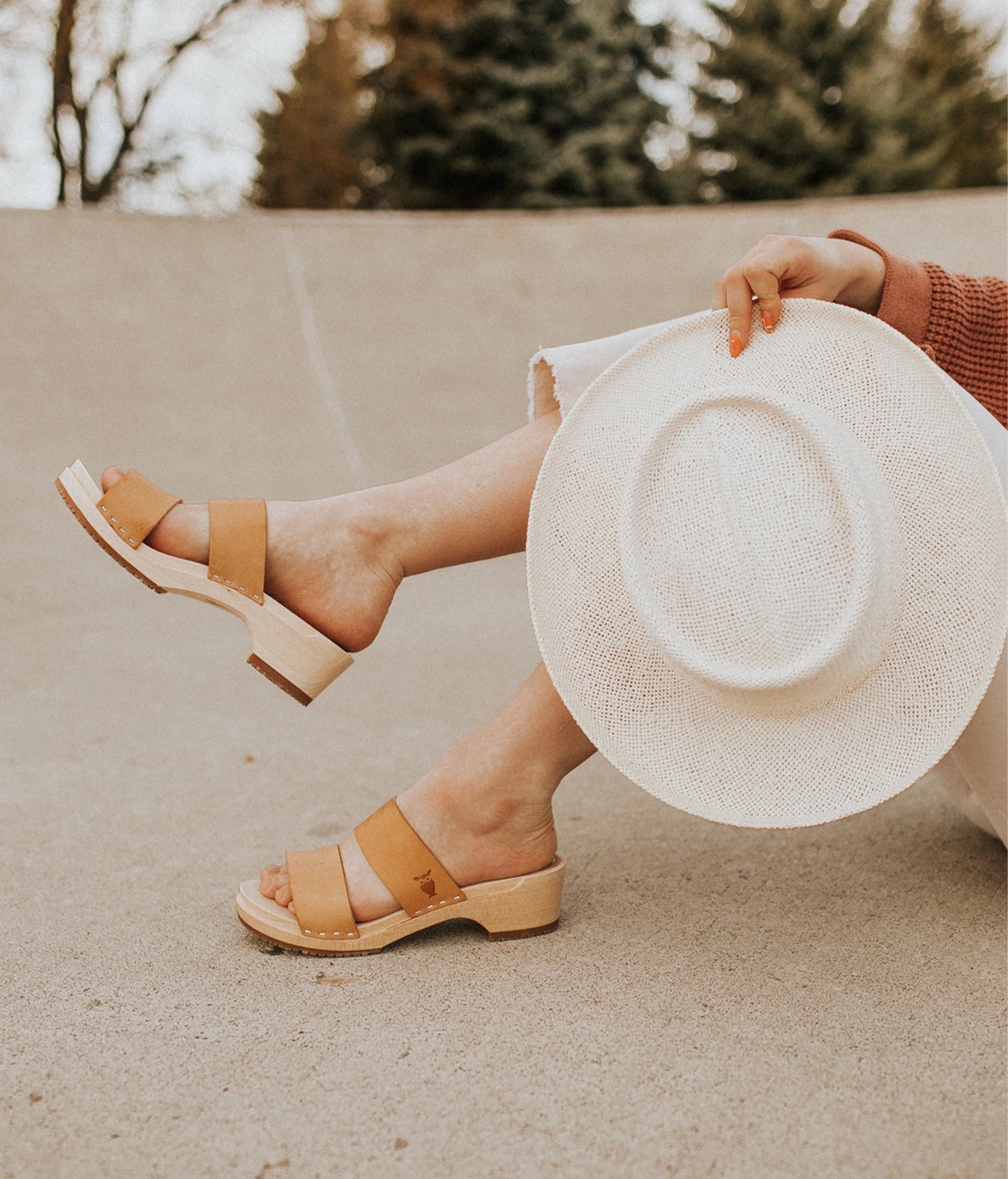 low heeled slip-in clog sandal with open toe in beige ecru vegetable tanned leather stapled on a light wooden base