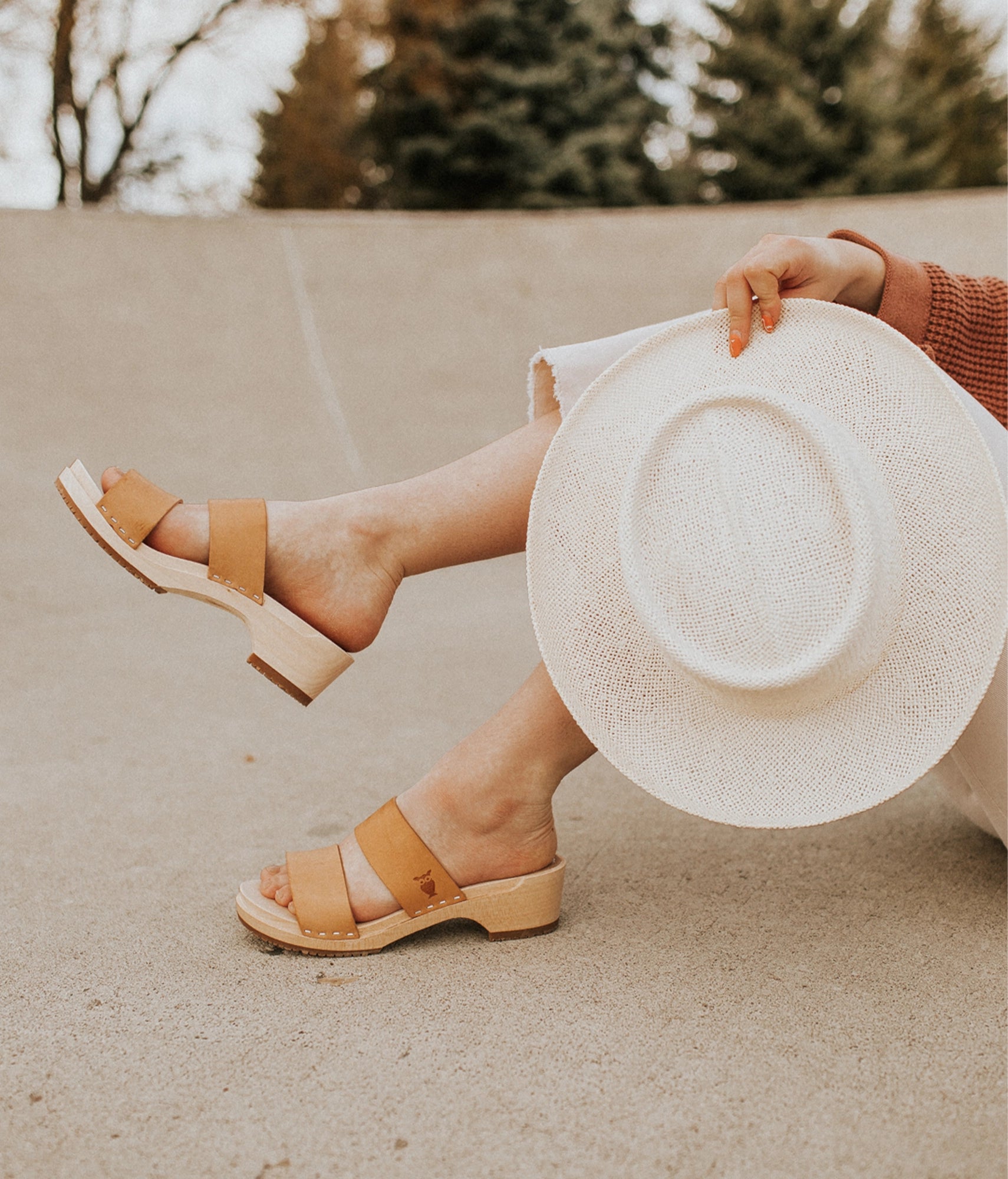 low heeled slip-in clog sandal with open toe in beige ecru vegetable tanned leather stapled on a light wooden base