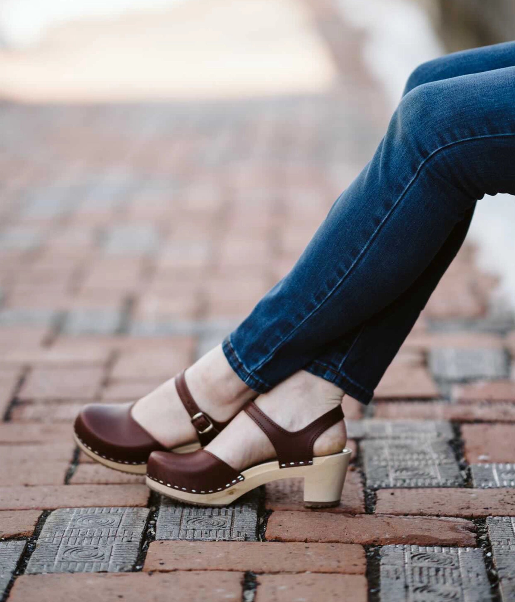 high heeled closed-toe clog sandal in cognac red vegetable tanned leather stapled on a light wooden base