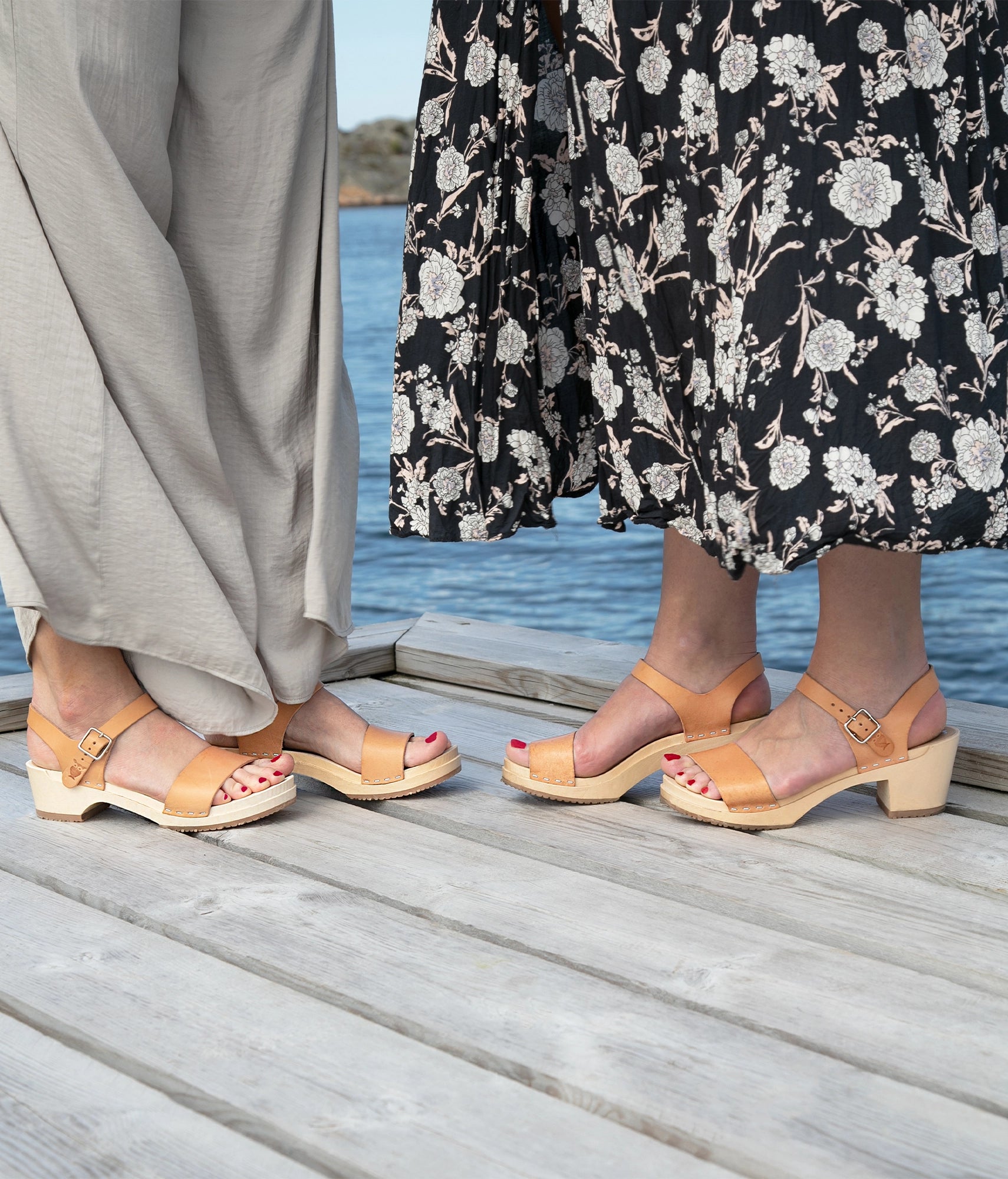 high-heeled open-toe clog sandal in ecru beige vegetable tanned leather stapled on a light wooden base