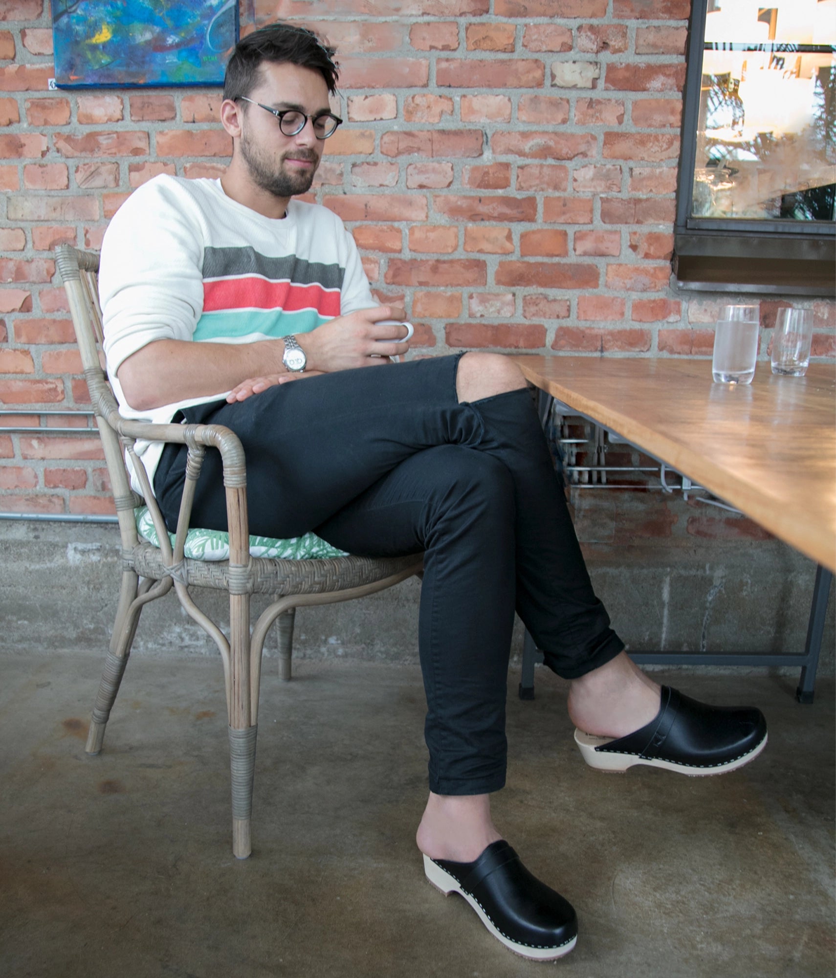 low heeled classic clog mules in black vegetable tanned leather stapled on a light wooden base
