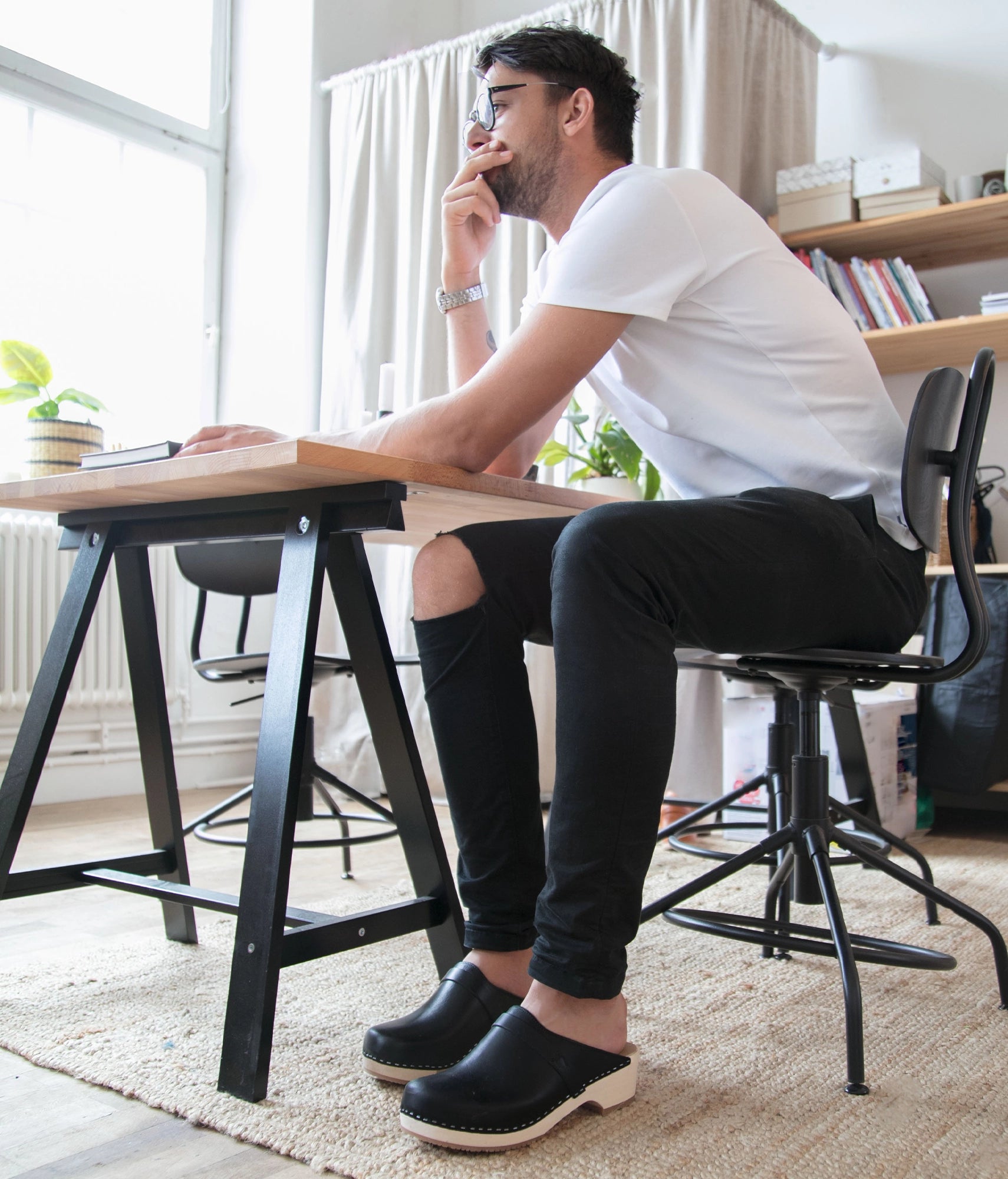 low heeled classic clog mules in black vegetable tanned leather stapled on a light wooden base
