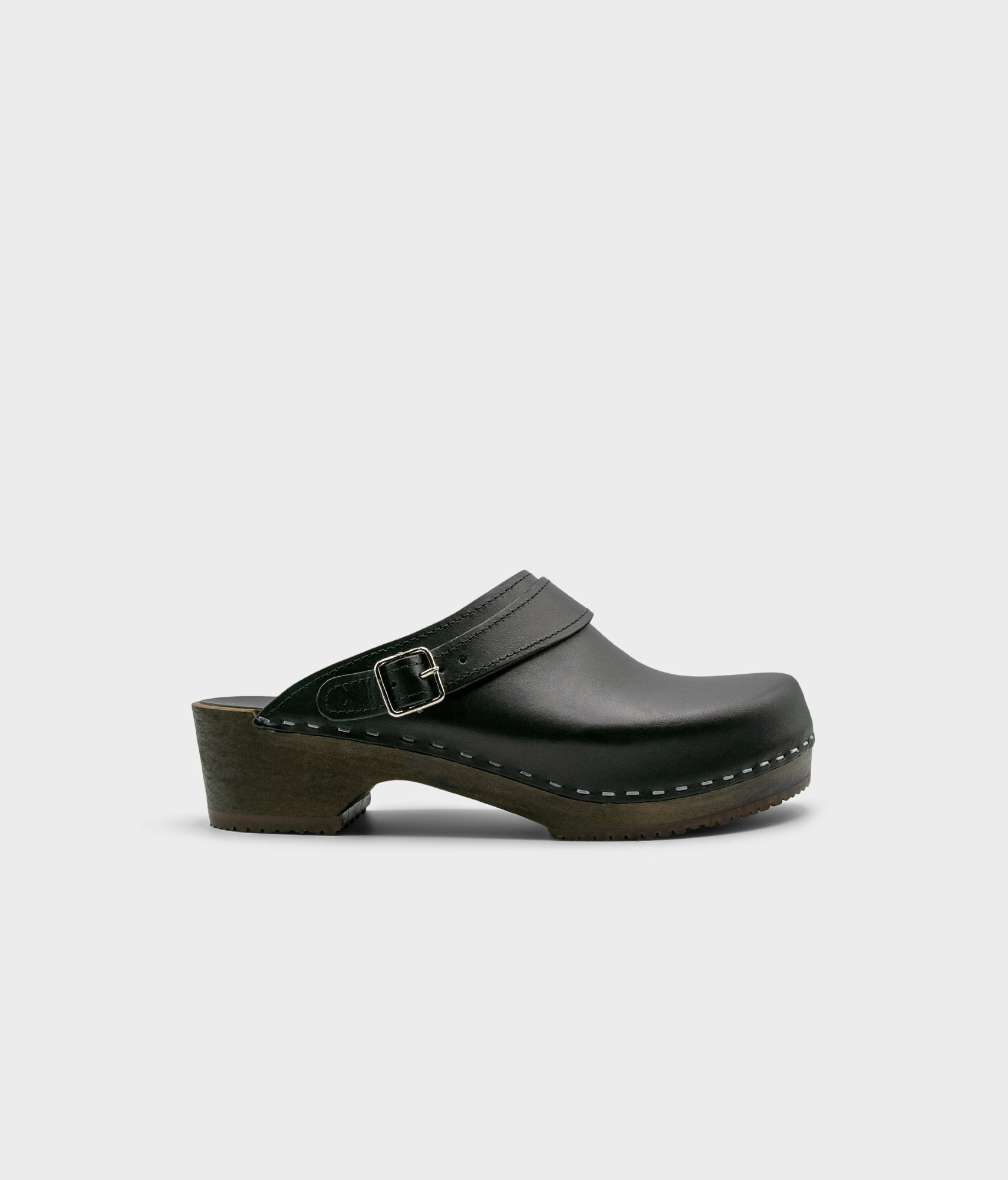 Men's Nybro backstrap clog in black vegetable tan leather | Sandgrens