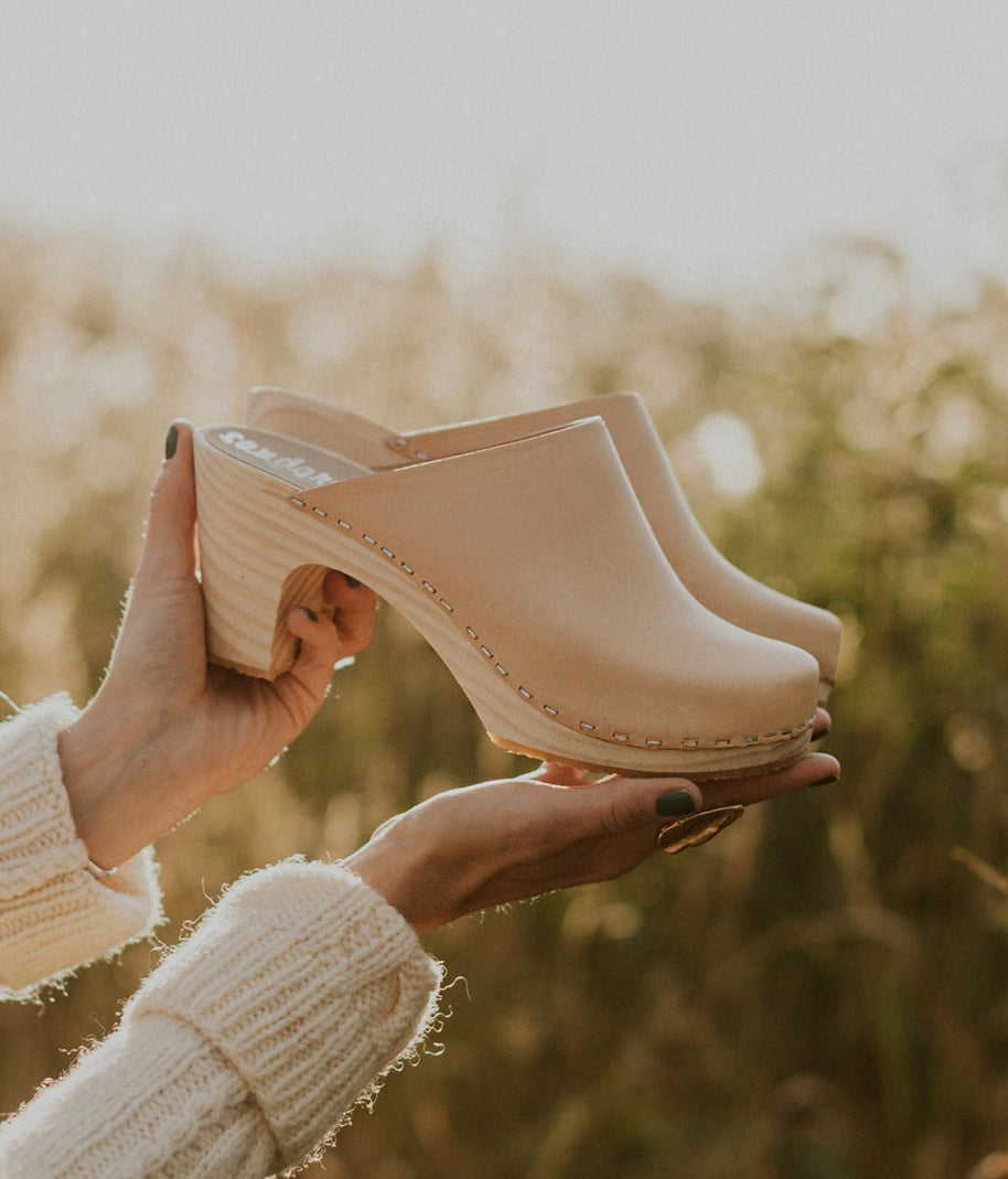 high rise minimalistic clog mule in ecru beige vegetable tanned leather stapled on a light wooden base
