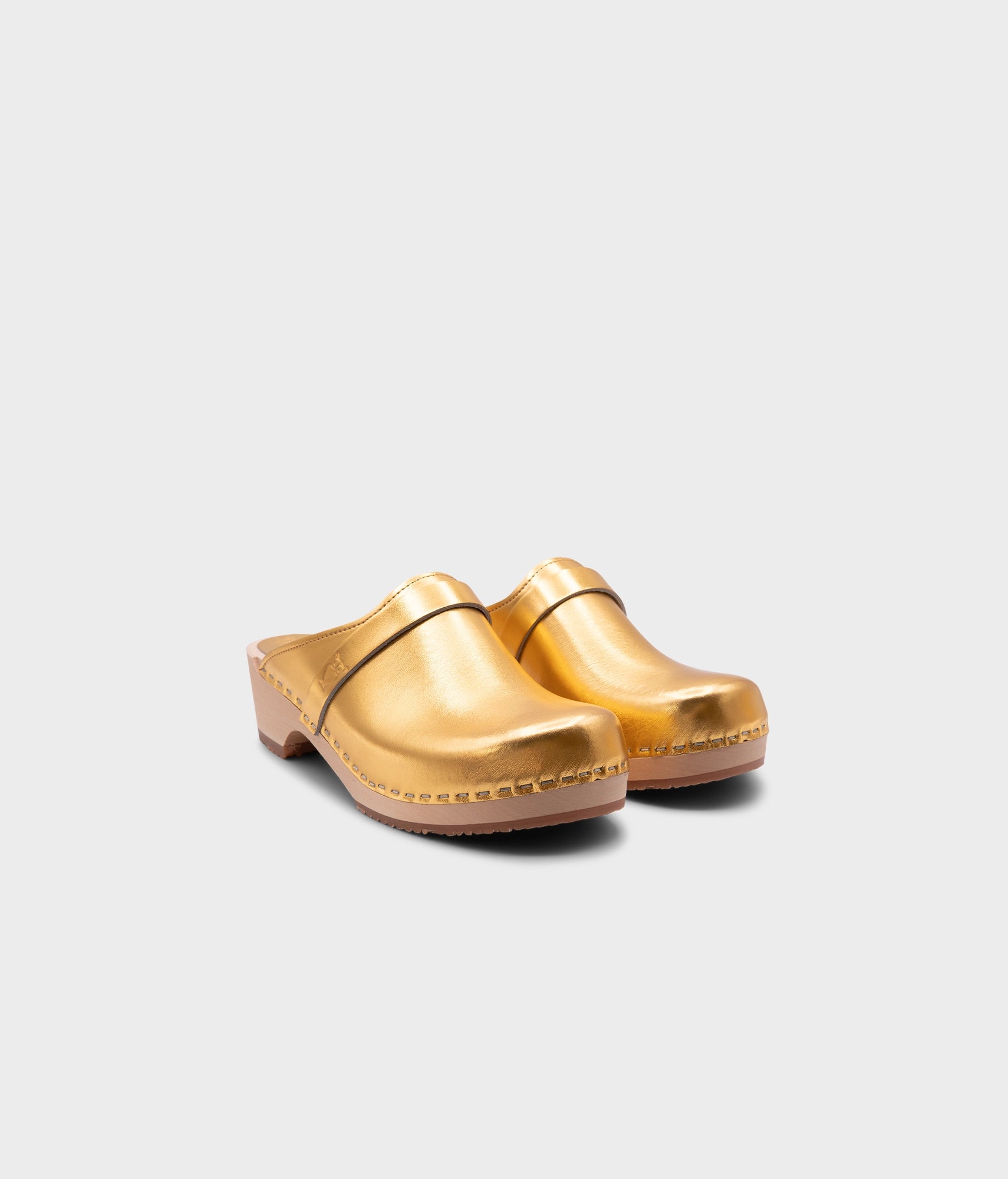 Tokyo classic clog mule in metallic gold | Sandgrens Tokyo classic clog mule in metallic gold | Sandgrens