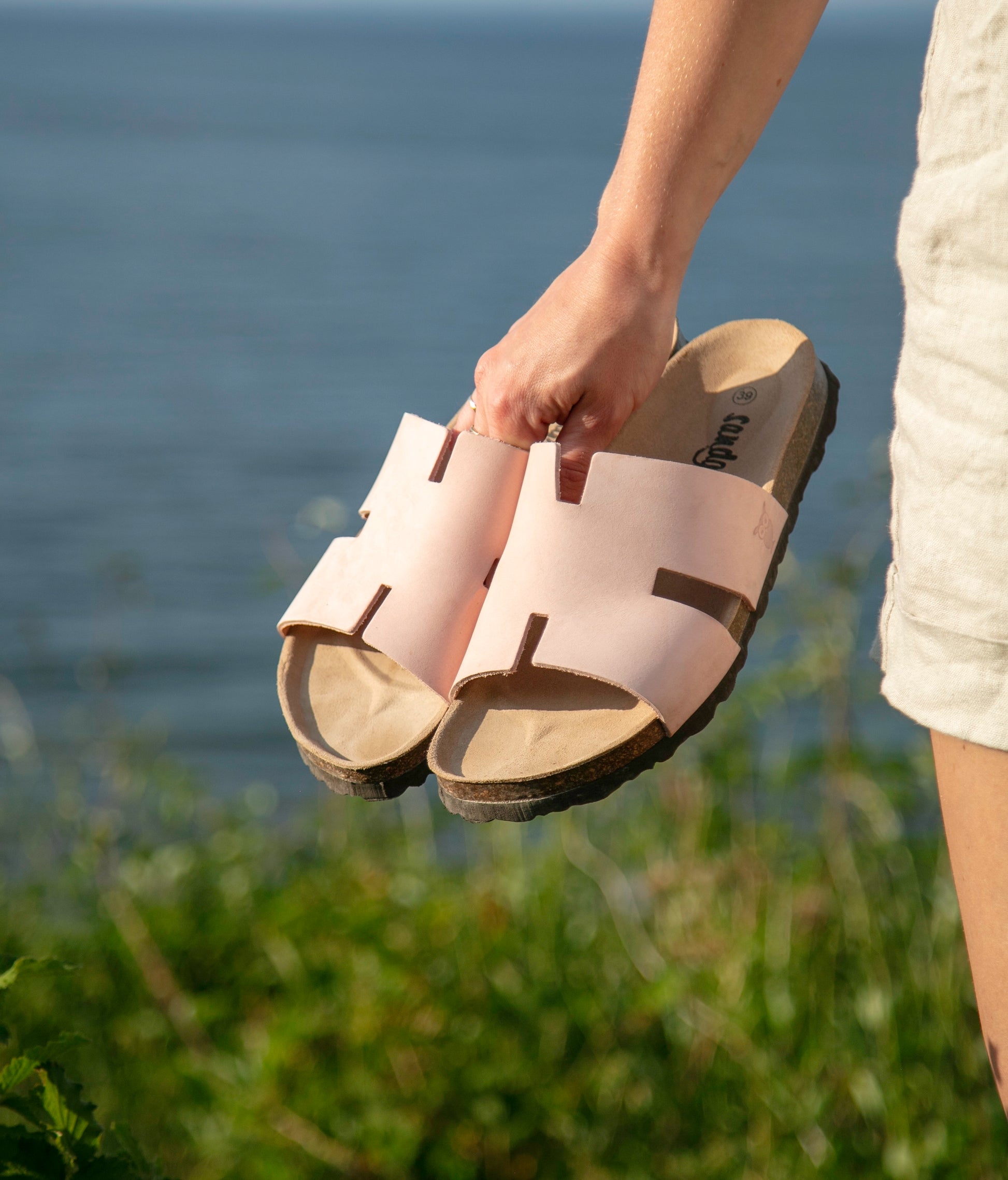 cork sandal with an H-shaped cutout in pale pink nubuck leather, suede footbed and brown EVA outersole