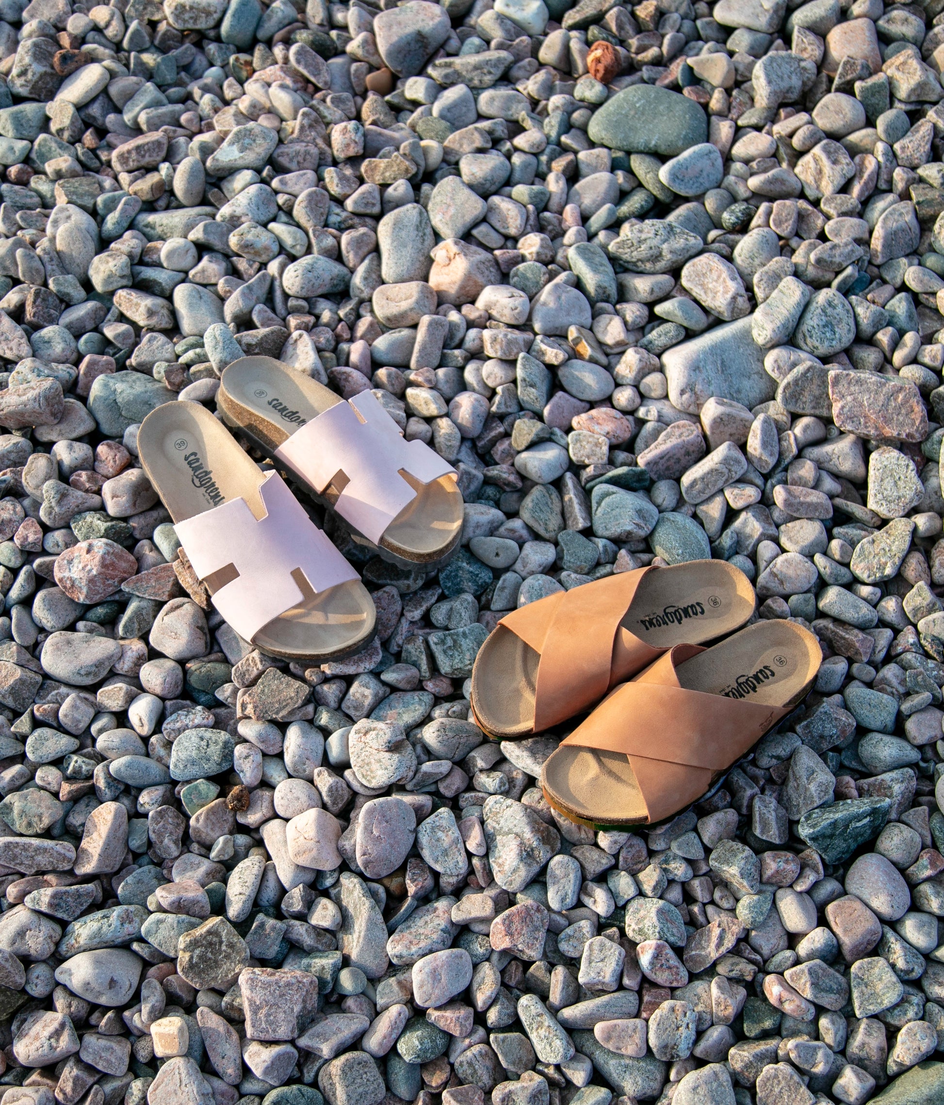 cork sandal with an H-shaped cutout in pale pink nubuck leather, suede footbed and brown EVA outersole